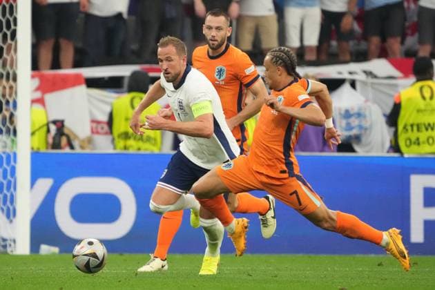 Harry Kane (England, 09) im Zweikampf mit Xavi Simons (Niederlande, Netherlands, 07) - Dortmund 10.07.2024: Niederlande vs. England, EURO2024 M50, Halbfinale, EM-Arena Dortmund