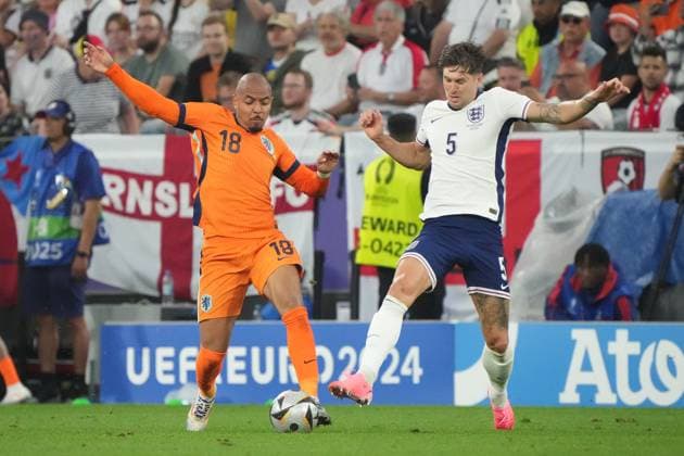 Donyell Malen (Niederlande, Netherlands, 18) im Zwqeikampf mit John Stones (England, 05) - Dortmund 10.07.2024: Niederlande vs. England, EURO2024 M50, Halbfinale, EM-Arena Dortmund