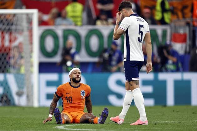 Dortmund - Memphis Depay of Holland sits on the ground injured during the UEFA EURO, EM, Europameisterschaft,Fussball 2024 Semi-final match between the Netherlands and England at the BVB Stadium Dortmund on July 10, 2024 in Dortmund, Germany. ANP MAURICE VAN STEEN UEFA EURO 2024 2024 xVIxANPxSportx xxANPxIVx 503204696 originalFilename: 503204696.jpg