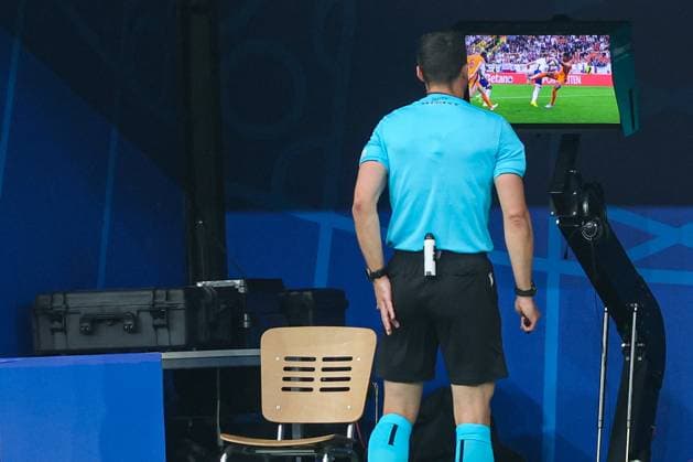 EM 2024: Niederlande - England am 10.07.2024 im BVB Stadion Dortmund in Dortmund Referee Schiedsrichter Felix Zwayer in der Review Area