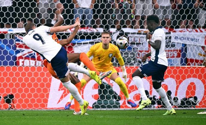 Fussball, Europameisterschaft, EURO 2024, Halbfinale, Signal Iduna Park Dortmund, Niederlande - England: Foul Denzel Dumfries (NED) an Harry Kane (ENG). Aktion