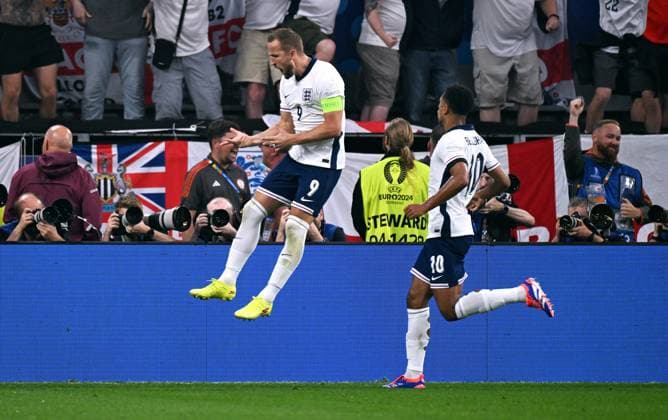 Fussball, Europameisterschaft, EURO 2024, Halbfinale, Signal Iduna Park Dortmund, Niederlande - England: Jubel Harry Kane (ENG) nach seinem Tor zum 1:1. Jubel, Freude, Aktion.