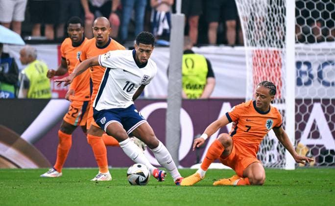Fussball, Europameisterschaft, EURO 2024, Halbfinale, Signal Iduna Park Dortmund, Niederlande - England: Jude Bellingham (ENG), Xavi Simons (NED). Aktion