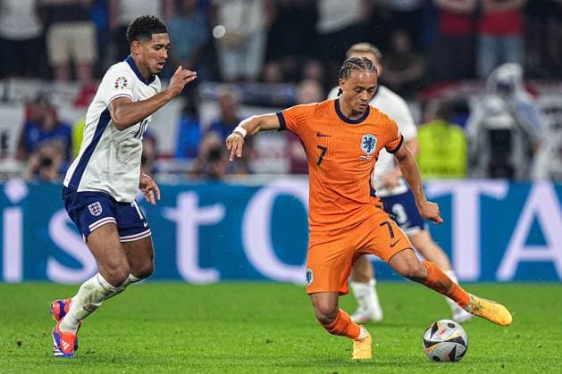2024-07-10 Netherlands v England - Semi-Final - UEFA EURO, EM, Europameisterschaft,Fussball 2024 DORTMUND, GERMANY - JULY 10: Xavi Simons of the Netherlands dribbles past Jude Bellingham of England during the Semi-Final - UEFA EURO 2024 match between Netherlands and England at BVB Stadion Dortmund on July 10, 2024 in Dortmund, Germany. (Photo by Joris Verwijst BSR Agency) Dortmund Germany Content not available for redistribution in The Netherlands directly or indirectly through any third parties. Copyright: xBSRxAgencyx