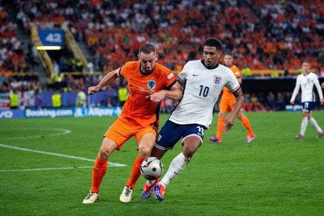 Jude Bellingham (England, 10) im Zweikampf mit Stefan De Vrij (Niederlande, 06), GER, Netherlands (NED) vs England (ENG), Fussball Europameisterschaft, UEFA EURO, EM, Europameisterschaft,Fussball 2024, Semifinal, 10.07.2024 GER, Netherlands (NED) vs England (ENG), Fussball Europameisterschaft, UEFA EURO 2024, Semifinal, 10.07.2024 Dortmund Copyright: xEibner-Pressefoto Memmlerx EP_MMR