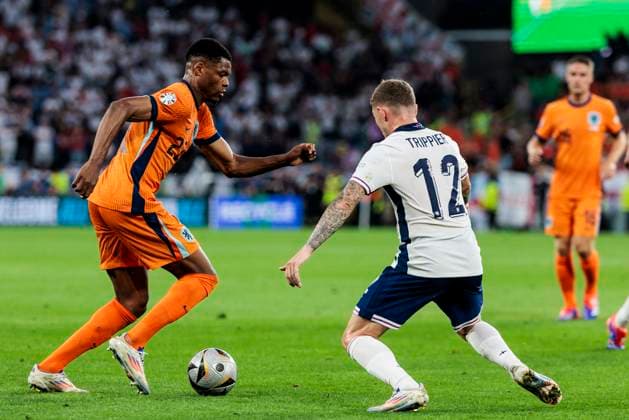 UEFA EURO, EM, Europameisterschaft,Fussball 2024: Niederlande - England; 10.07.2024 Denzel Dumfries (Niederlande, 22), Kieran Trippier (England, 12). UEFA EURO 2024: Niederlande - England; BVB Stadion Dortmund, Dortmund am 10.07.2024 Copyright: xBEAUTIFULxSPORTS Wunderlx