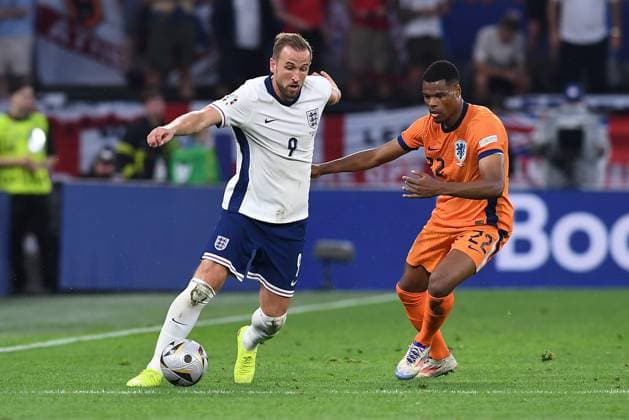 Fußball UEFA EURO, EM, Europameisterschaft,Fussball 2024 Halbfinale Niederlande - England am 10.07.2024 im BVB Stadion Dortmund in Dortmund Harry Kane ( England ), links - Denzel Dumfries ( Niederlande ), rechts