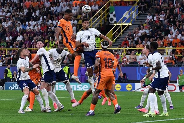 Fußball UEFA EURO, EM, Europameisterschaft,Fussball 2024 Halbfinale Niederlande - England am 10.07.2024 im BVB Stadion Dortmund in Dortmund Denzel Dumfries ( Niederlande ), Jude Bellingham ( England )