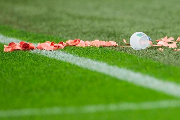 UEFA EURO, EM, Europameisterschaft,Fussball 2024: Niederlande - England; 10.07.2024 Fans werfen Becher und Weiteres auf den Rasen. UEFA EURO 2024: Niederlande - England; BVB Stadion Dortmund, Dortmund am 10.07.2024 Copyright: xBEAUTIFULxSPORTS Wunderlx