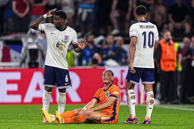 2024-07-10 Netherlands v England - Semi-Final - UEFA EURO, EM, Europameisterschaft,Fussball 2024 DORTMUND, GERMANY - JULY 10: Marc Guehi of England, Jude Bellingham of England look at Xavi Simons of the Netherlands on the ground during the Semi-Final - UEFA EURO 2024 match between Netherlands and England at BVB Stadion Dortmund on July 10, 2024 in Dortmund, Germany. (Photo by Joris Verwijst BSR Agency) Dortmund Germany Content not available for redistribution in The Netherlands directly or indirectly through any third parties. Copyright: xBSRxAgencyx