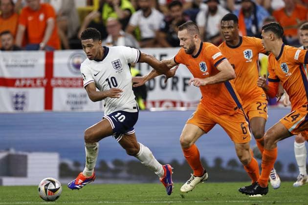Dortmund - (l-r) Jude Bellingham of England, Stefan De Vrij of Holland during the UEFA EURO, EM, Europameisterschaft,Fussball 2024 Semi-final match between the Netherlands and England at the BVB Stadium Dortmund on July 10, 2024 in Dortmund, Germany. ANP MAURICE VAN STEEN netherlands out - belgium out Dortmund xVIxxIVx 503205302 originalFilename: 0709104604st.jpg