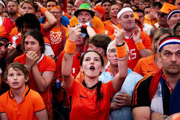 DORTMUND - Dutch supporters watch the semi-final at the European Championship, EM, Europameisterschaft between the Netherlands and England. ANP RAMON VAN FLYMEN xVIxANPxSportx xxANPxIVx 503205643 originalFilename: 503205643.jpg