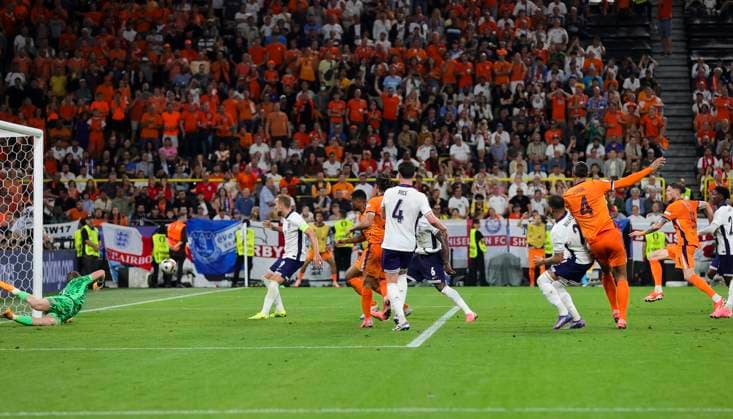 Netherlands v England UEFA EURO, EM, Europameisterschaft,Fussball 2024 Semi-final Virgil van Dijk of Netherlands sees his header saved by England goalkeeper Jordan Pickford during the UEFA Euro 2024 Semi-final match between Netherlands and England at Signal Iduna Park, Dortmund UK Newspapers OUT Copyright: xPaulxChestertonx FIL-20342-0157