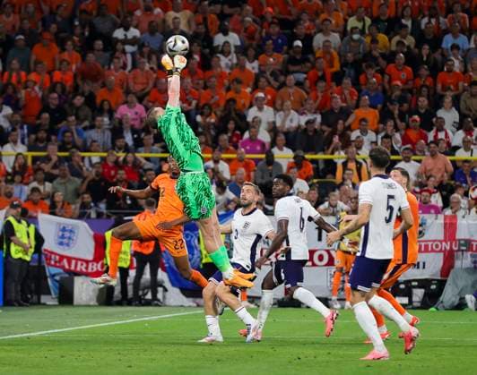 Netherlands v England UEFA EURO, EM, Europameisterschaft,Fussball 2024 Semi-final England goalkeeper Jordan Pickford punches the ball away during the UEFA Euro 2024 Semi-final match between Netherlands and England at Signal Iduna Park, Dortmund UK Newspapers OUT Copyright: xPaulxChestertonx FIL-20342-0160
