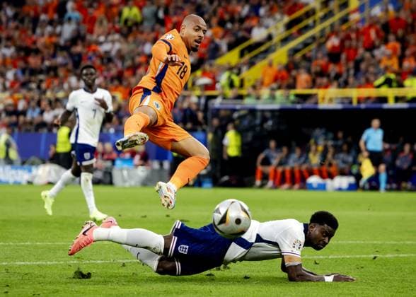 DORTMUND - Donyell Malen of Holland and Marc Guehi of England (l-r) during the UEFA EURO, EM, Europameisterschaft,Fussball 2024 Semi-final match between the Netherlands and England at the BVB Stadium Dortmund on July 10, 2024 in Dortmund, Germany. ANP KOEN VAN WEEL UEFA EURO 2024 2024 xVIxANPxSportx xxANPxIVx 503205889 originalFilename: 503205889.jpg
