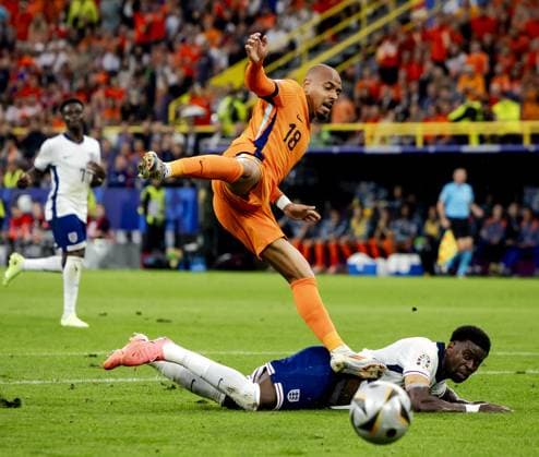 DORTMUND - Donyell Malen of Holland and Marc Guehi of England (l-r) during the UEFA EURO, EM, Europameisterschaft,Fussball 2024 Semi-final match between the Netherlands and England at the BVB Stadium Dortmund on July 10, 2024 in Dortmund, Germany. ANP KOEN VAN WEEL UEFA EURO 2024 2024 xVIxANPxSportx xxANPxIVx 503206015 originalFilename: 503206015.jpg