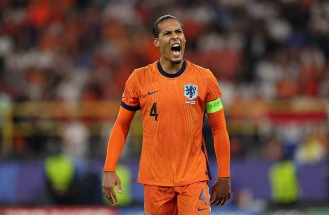 10.07.2024, Fussball Europameisterschaft, UEFA EURO, EM, Europameisterschaft,Fussball 2024, Niederlande - England, Halbfinale, BVB Stadion Dortmund, v.l., Virgil van Dijk (Niederlande) gibt Anweisungen, gestikuliert, mit den Armen gestikulieren gives instructions, gesticulate, schreit Copyright: HMBxMedia