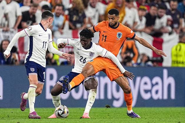 2024-07-10 Netherlands v England - Semi-Final - UEFA EURO, EM, Europameisterschaft,Fussball 2024 DORTMUND, GERMANY - JULY 10: Kobbie Mainoo of England, Cody Gakpo of the Netherlands battle for the ball during the Semi-Final - UEFA EURO 2024 match between Netherlands and England at BVB Stadion Dortmund on July 10, 2024 in Dortmund, Germany. (Photo by Joris Verwijst BSR Agency) Dortmund Germany Content not available for redistribution in The Netherlands directly or indirectly through any third parties. Copyright: xBSRxAgencyx