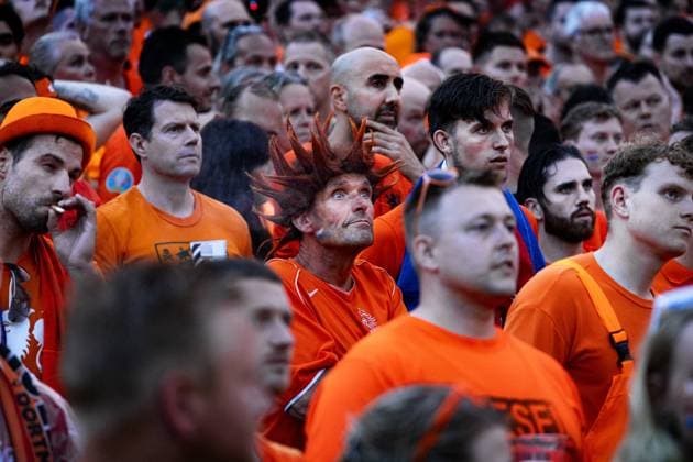 DORTMUND - Dutch supporters watch the semi-final at the European Championship, EM, Europameisterschaft between the Netherlands and England. ANP RAMON VAN FLYMEN xVIxANPxSportx xxANPxIVx 503206200 originalFilename: 503206200.jpg
