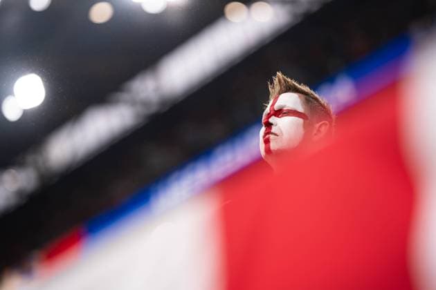 GER, Euro 2024, Halbfinale Semifinal, Niederlande (NLD) England (ENG) 10.07.2024, Signal Iduna Park, Dortmund, GER, Euro 2024, Halbfinale Semifinal, Niederlande (NLD) England (ENG) Im Bild: Geschminkter Fan von England GBR mit Fahne im Gesicht, Gestik, Mimik, Emotionen, ist sauer, enttäuscht, traurig