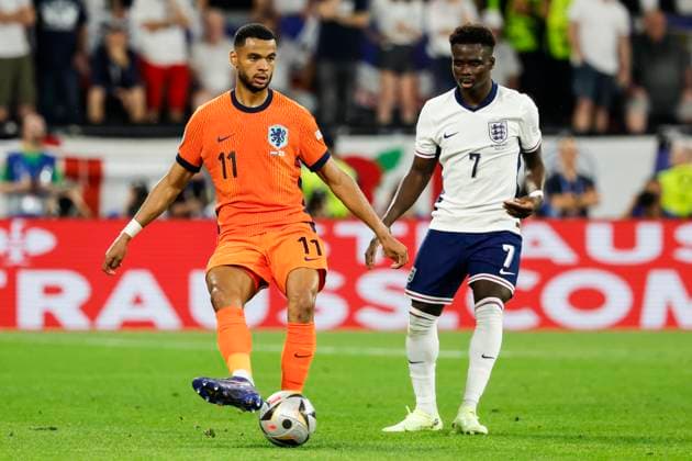 GER, Dortmund, Fussball, Niederlande vs England , Halbfinale, Westfalenstadion Dortmund, UEFA EURO, EM, Europameisterschaft,Fussball 2024, v.l. Cody Gakpo (NED, 11), Bukayo Saka (England), Zweikampf, Action, Kampf, kaempft um den Ball, 10.07. 2024, Copyright: HMBxMedia HeikoxBecker