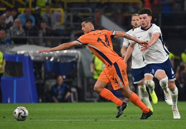 10.07.2024, xjrdrx, Fussball EM 2024 1 2 Finale, England - Niederlande emspor, v.l. Tijjani Reijnders (Niederlande), Declan Rice (England) (DFL DFB REGULATIONS PROHIBIT ANY USE OF PHOTOGRAPHS as IMAGE SEQUENCES and or QUASI-VIDEO) Dortmund