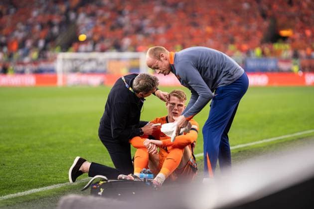 GER, Euro 2024, Halbfinale Semifinal, Niederlande (NLD) England (ENG) 10.07.2024, Signal Iduna Park, Dortmund, GER, Euro 2024, Halbfinale Semifinal, Niederlande (NLD) England (ENG) Im Bild: Jerdy Schouten (Niederlande Netherlands NLD, 24) verletzt, wird genäht, Platzwunde