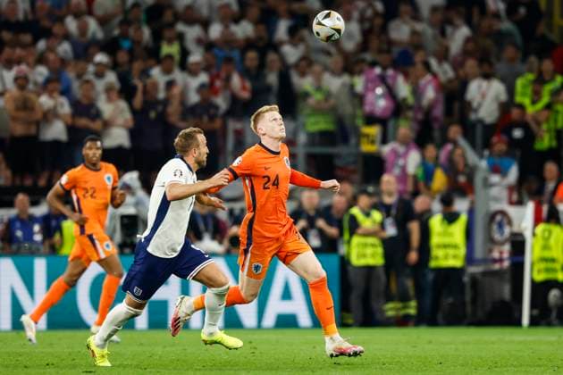 GER, Dortmund, Fussball, Niederlande vs England , Halbfinale, Westfalenstadion Dortmund, UEFA EURO, EM, Europameisterschaft,Fussball 2024, v.l. Harry Kane (England), Jerdy Schouten (NED, 24), Zweikampf, Action, Kampf, kaempft um den Ball, 10.07. 2024, Copyright: HMBxMedia HeikoxBecker