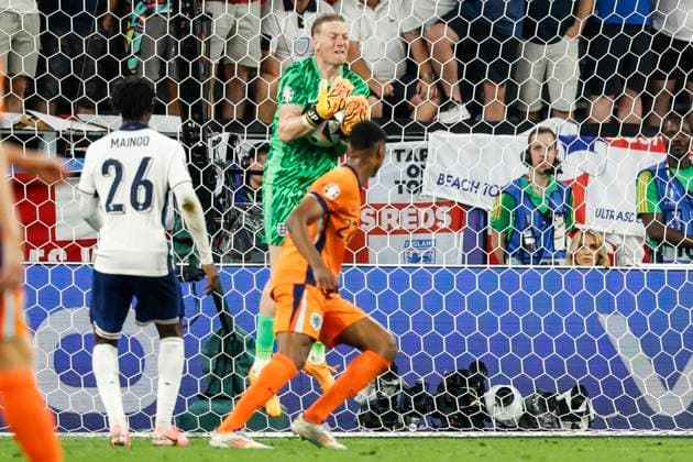 GER, Dortmund, Fussball, Niederlande vs England , Halbfinale, Westfalenstadion Dortmund, UEFA EURO, EM, Europameisterschaft,Fussball 2024, v.l. Mainoo (England), Jordan Pickford (England), Denzel Dumfries (NED, 22), Zweikampf, Action, Kampf, kaempft um den Ball, gehalten, 10.07. 2024, Copyright: HMBxMedia HeikoxBecker