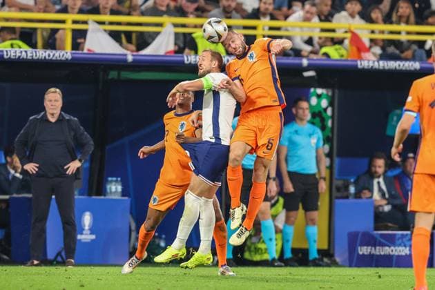 2024-07-10 The Netherlands v England - Semi-Final - UEFA EURO, EM, Europameisterschaft,Fussball 2024 DORTMUND, GERMANY - JULY 10: Stefan de Vrij of the Netherlands and Harry Kane of England battle for possession during the Semi-Final - UEFA EURO 2024 match between The Netherlands and England at BVB Stadion Dortmund on July 10, 2024 in Dortmund, Germany. (Photo by Peter Lous BSR Agency) Dortmund Germany Content not available for redistribution in The Netherlands directly or indirectly through any third parties. Copyright: xBSRxAgencyx