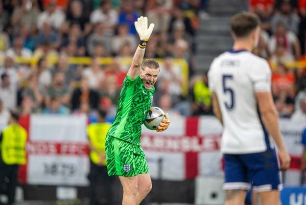 Fussball, Herren, Saison 2023 24, UEFA EURO, EM, Europameisterschaft,Fussball EM 2024, Halbfinale in Dortmund, Niederlande - England, v. l. Torwart Jordan Pickford (England), John Stones (England), 10.07. 2024, Copyright: xSebastianxRäppold MatthiasxKochx