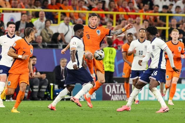 2024-07-10 The Netherlands v England - Semi-Final - UEFA EURO, EM, Europameisterschaft,Fussball 2024 DORTMUND, GERMANY - JULY 10: Bukayo Saka of England and Wout Weghorst of the Netherlands battle for possession during the Semi-Final - UEFA EURO 2024 match between The Netherlands and England at BVB Stadion Dortmund on July 10, 2024 in Dortmund, Germany. (Photo by Peter Lous BSR Agency) Dortmund Germany Content not available for redistribution in The Netherlands directly or indirectly through any third parties. Copyright: xBSRxAgencyx