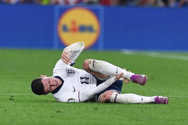 Fußball UEFA EURO, EM, Europameisterschaft,Fussball 2024 Halbfinale Niederlande - England am 10.07.2024 im BVB Stadion Dortmund in Dortmund Phil Foden ( England ) verletzt am Boden Verletzung