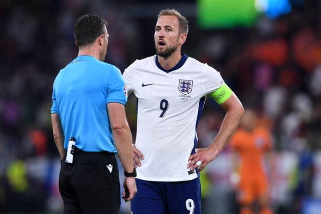 Fußball UEFA EURO, EM, Europameisterschaft,Fussball 2024 Halbfinale Niederlande - England am 10.07.2024 im BVB Stadion Dortmund in Dortmund FIFA-Schiedsrichter Felix Zwayer ( Deutschland ), links - Harry Kane ( England ), rechts