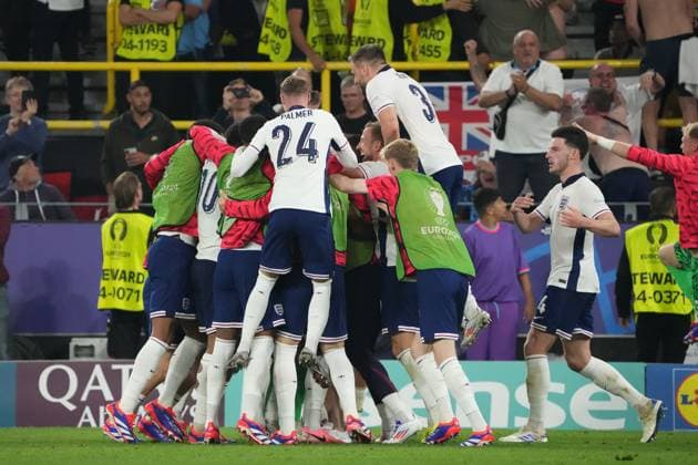celebrate the goal, Torjubel zum 1:2 Ollie Watkins (England, 19) mit der ganzen Mannschaft - Dortmund 10.07.2024: Niederlande vs. England, EURO2024 M50, Halbfinale, EM-Arena Dortmund