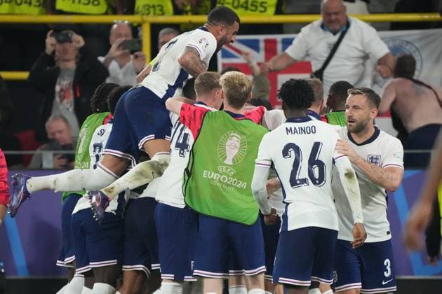 celebrate the goal, Torjubel zum 1:2 Ollie Watkins (England, 19) mit der ganzen Mannschaft - Dortmund 10.07.2024: Niederlande vs. England, EURO2024 M50, Halbfinale, EM-Arena Dortmund