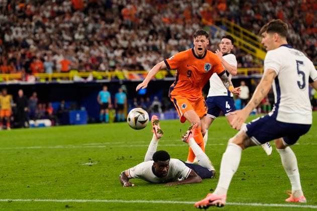 England s Bukayo Sak and Wout Weghorst of the Netherlands during a semifinal match between Netherland and England at the Euro 2024 soccer tournament in Dortmund at Signal Iduna Park, Germany, Wednesday, July 10, 2024 - Soccer .  Copyright: xFabioxFerrari LaPressex