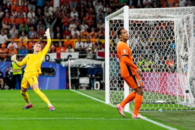 UEFA EURO, EM, Europameisterschaft,Fussball 2024: Niederlande - England; 10.07.2024 Bart Verbruggen (Niederlande, 1) kann den Schuss von Bukayo Saka (England, 7) nicht halten. Virgil van Dijk (Niederlande, 4). UEFA EURO 2024: Niederlande - England; BVB Stadion Dortmund, Dortmund am 10.07.2024 Copyright: xBEAUTIFULxSPORTS Wunderlx
