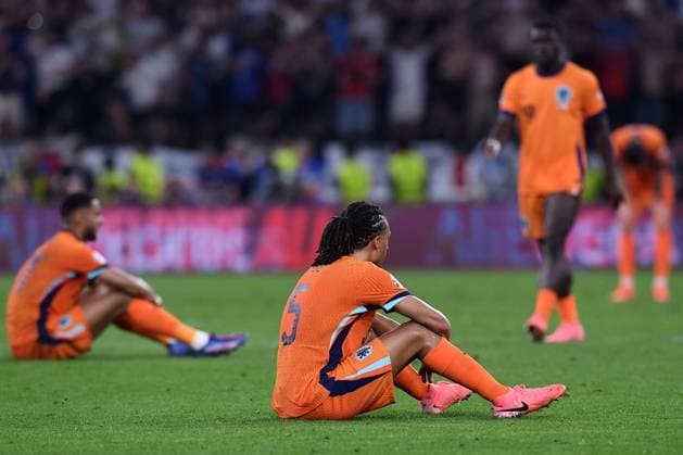 Fußball UEFA EURO, EM, Europameisterschaft,Fussball 2024 Halbfinale Niederlande - England am 10.07.2024 im BVB Stadion Dortmund in Dortmund Nathan Ake ( Niederlande ) enttäuscht am Boden