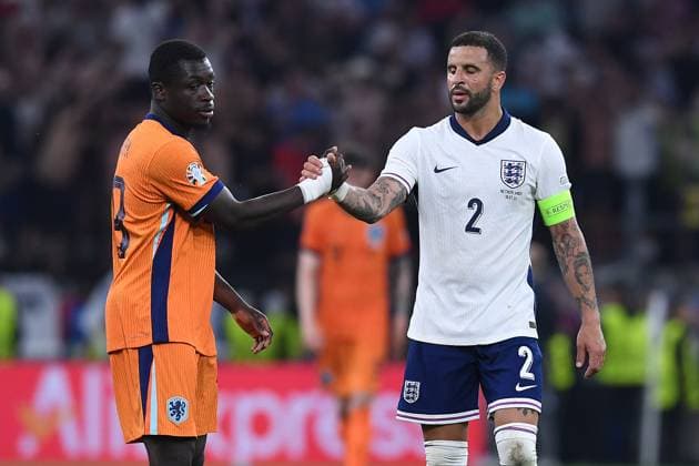 Fußball UEFA EURO, EM, Europameisterschaft,Fussball 2024 Halbfinale Niederlande - England am 10.07.2024 im BVB Stadion Dortmund in Dortmund Brian Brobbey ( Niederlande ), links - Kyle Walker ( England ), rechts