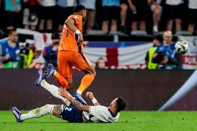 UEFA EURO, EM, Europameisterschaft,Fussball 2024: Niederlande - England; 10.07.2024 Kyle Walker (England, 2) im Zweikampf mit Cody Gakpo (Niederlande, 11). UEFA EURO 2024: Niederlande - England; BVB Stadion Dortmund, Dortmund am 10.07.2024 Copyright: xBEAUTIFULxSPORTS Wunderlx