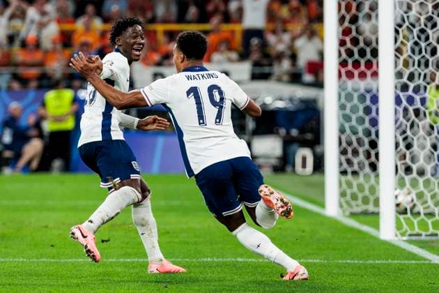 UEFA EURO, EM, Europameisterschaft,Fussball 2024: Niederlande - England; 10.07.2024 Ollie Watkins (England, 19) und Kobbie Mainoo (England, 26) jubeln nach dem Tor. UEFA EURO 2024: Niederlande - England; BVB Stadion Dortmund, Dortmund am 10.07.2024 Copyright: xBEAUTIFULxSPORTS Wunderlx