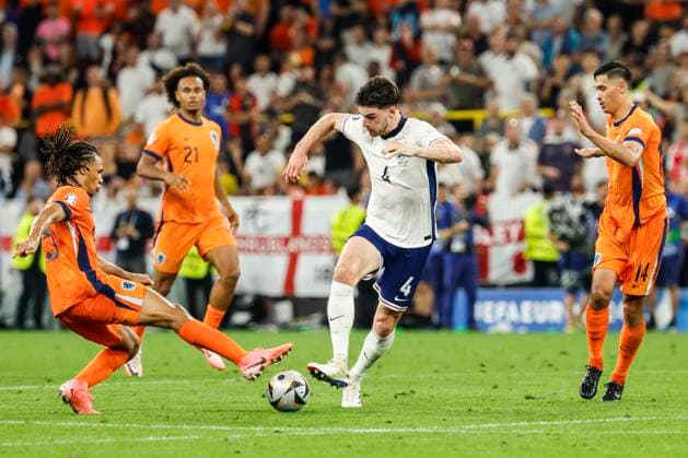 GER, Dortmund, Fussball, Niederlande vs England , Halbfinale, Westfalenstadion Dortmund, UEFA EURO, EM, Europameisterschaft,Fussball 2024, v.l. Nathan Ake (NED, 05), Joshua Zirkzee (NED, 21), Virgil van Dijk (NED, 04), Tijjani Reijnders (NED, 14), Zweikampf, Action, Kampf, kaempft um den Ball, 10.07. 2024, Copyright: HMBxMedia HeikoxBecker