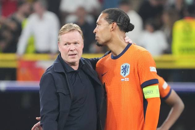 Virgil van Dijk (Niederlande, Netherlands, 04) enttäuscht mit Bondscoach Trainer Ronald Koeman (Niederlande, Netherlands) - Dortmund 10.07.2024: Niederlande vs. England, EURO2024 M50, Halbfinale, EM-Arena Dortmund