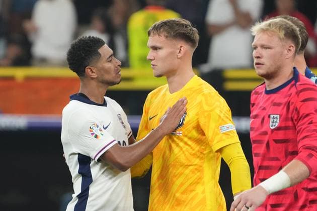 Jude Bellingham (England, 10) mit Torwart Goalie Bart Verbruggen (Niederlande, Netherlands, 01) - Dortmund 10.07.2024: Niederlande vs. England, EURO2024 M50, Halbfinale, EM-Arena Dortmund
