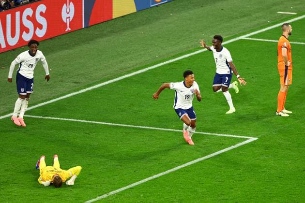Ollie Watkins of England celebrates scoring the goal for their side with their teammates to make it 2-1 Netherlands v England, UEFA European Championship, EM, Europameisterschaft 2024, Semi Final, Football, BVB Stadion, Dortmund, Germany, 10 Jul 2024 EDITORIAL USE ONLY No use with unauthorised audio, video, data, fixture lists, club league logos or live services. Online in-match use limited to 120 images, no video emulation. No use in betting, games or single club league player publications. Copyright: xKieranxMcManus Shutterstockx 14576895dy