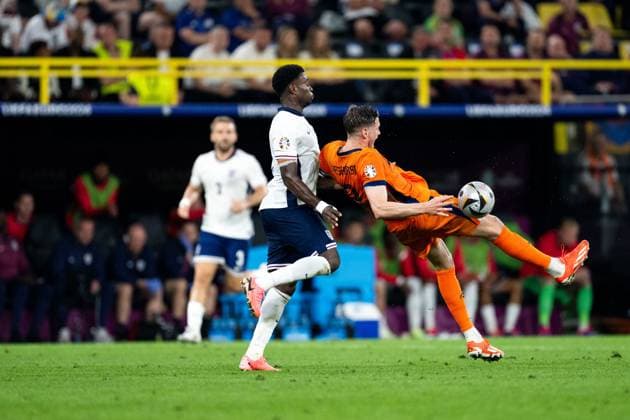 Wout Weghorst (Niederlande, 09) im Zweikampf mit Marc Guehi (England, 06), GER, Netherlands (NED) vs England (ENG), Fussball Europameisterschaft, UEFA EURO, EM, Europameisterschaft,Fussball 2024, Semifinal, 10.07.2024 GER, Netherlands (NED) vs England (ENG), Fussball Europameisterschaft, UEFA EURO 2024, Semifinal, 10.07.2024 Dortmund Copyright: xEibner-Pressefoto Memmlerx EP_MMR