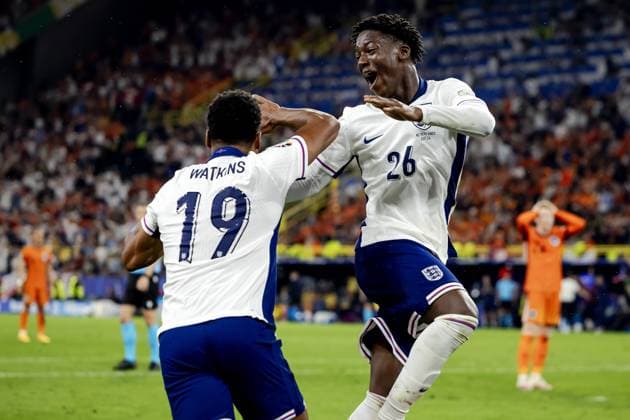 EURO 2024, Die Highlights DORTMUND - Ollie Watkins of England and Kobbie Mainoo of England (l-r) celebrate the 1-2 against the Netherlands during the UEFA EURO, EM, Europameisterschaft,Fussball 2024 Semi-final match between the Netherlands and England at the BVB Stadium Dortmund on July 10, 2024 in Dortmund, Germany. ANP KOEN VAN WEEL UEFA EURO 2024 2024 xVIxANPxSportx xxANPxIVx 503210703 originalFilename: 503210703.jpg