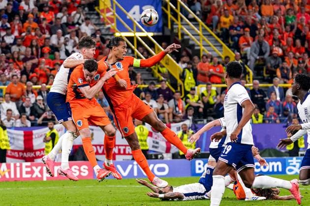 2024-07-10 Netherlands v England - UEFA EURO, EM, Europameisterschaft,Fussball 2024 Semi Final DORTMUND, NETHERLANDS - JULY 10: Wout Weghorst of the Netherlands, Virgil van Dijk of the Netherlands heads the ball during the UEFA EURO 2024 Semi Final match between Netherlands and England at BVB Stadion Dortmund on July 10, 2024 in Dortmund, Netherlands. Dortmund BVB Stadion Dortmund Netherlands Content not available for redistribution in The Netherlands directly or indirectly through any third parties. Copyright: xAndrexWeeningx