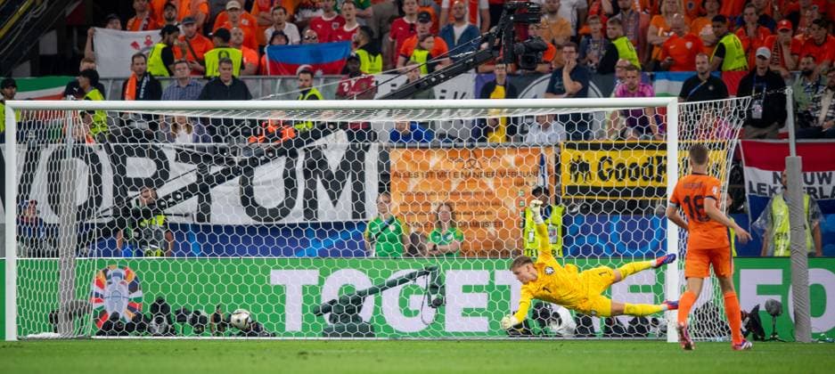 Fussball, Herren, Saison 2023 24, UEFA EURO, EM, Europameisterschaft,Fussball EM 2024, Halbfinale in Dortmund, Niederlande - England, Ollie Watkins (nicht im Bild, England) erzielt das Tor zum 1:2 gegen Torwart Bart Verbruggen (Niederlande) und Joey Veerman (Niederlande), 10.07. 2024, Copyright: xSebastianxRäppold MatthiasxKochx